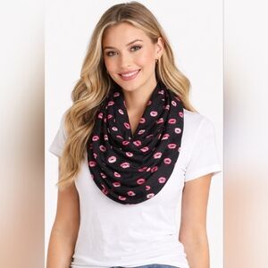 Infinity kisses scarf